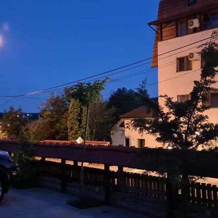 Hotel Casa Vlahilor Ramnicu Valcea Exterior photo
