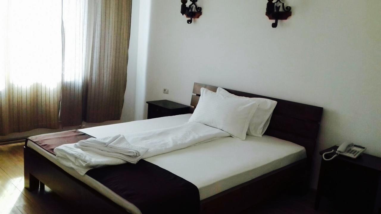 Hotel Casa Vlahilor Ramnicu Valcea Exterior photo