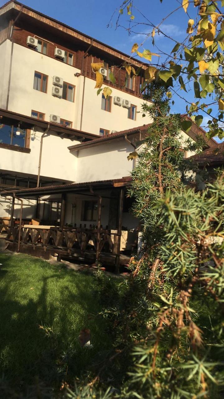 Hotel Casa Vlahilor Ramnicu Valcea Exterior photo